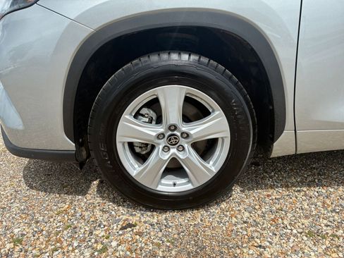 Used 2025 Toyota Highlander LE FWD image 27