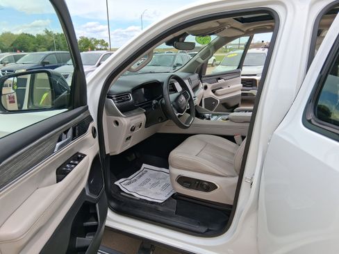 Used 2024 Jeep Wagoneer Series III w/ Premium Group I AWD/4WD image 15