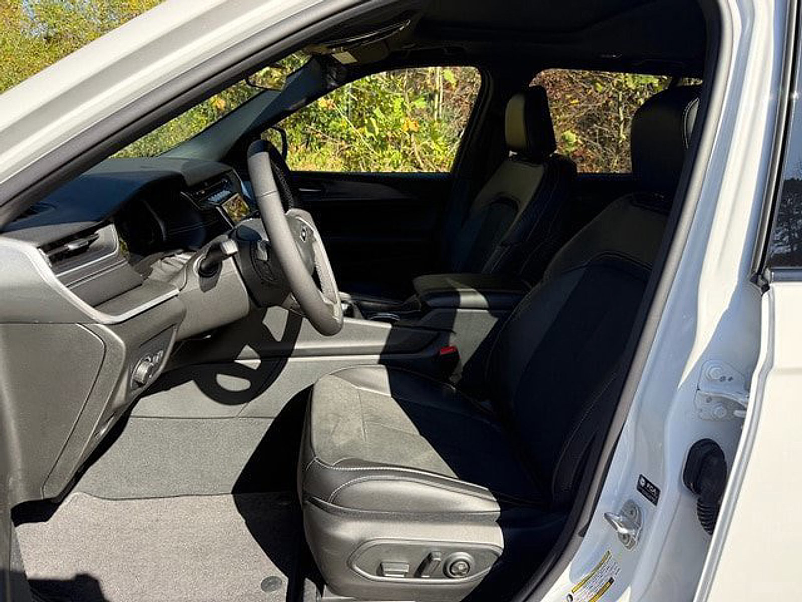 Used 2025 Jeep Grand Cherokee Altitude AWD/4WD image 11