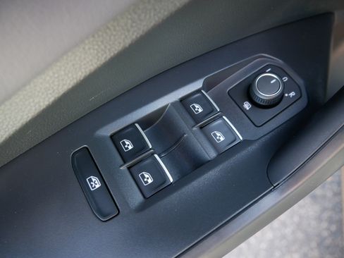 Used 2025 Volkswagen Jetta SEL FWD image 19