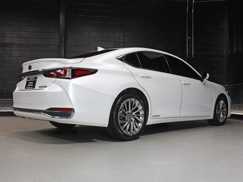 Used 2022 Lexus ES 300h Ultra Luxury w/ Accessory Package 2 FWD image 17