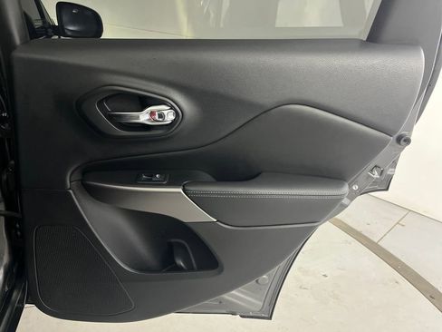 Used 2019 Jeep Cherokee Latitude Plus image 29