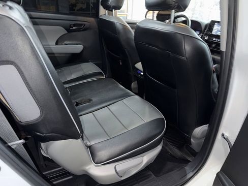 Used 2022 Toyota Highlander LE image 18