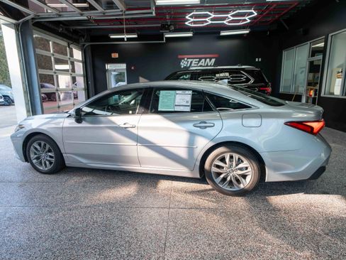 Used 2019 Toyota Avalon XLE image 2