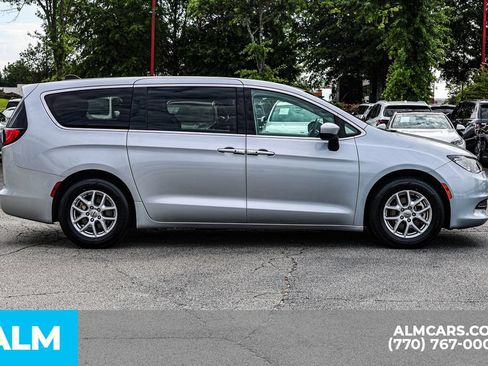 Used 2023 Chrysler Voyager LX FWD image 9