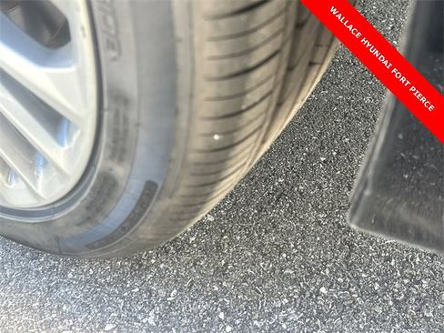 Used 2022 Toyota Avalon Limited image 12