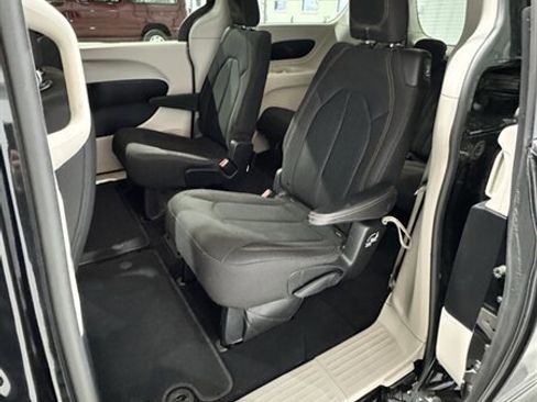 Used 2017 Chrysler Pacifica Touring w/ Tire & Wheel Group image 7