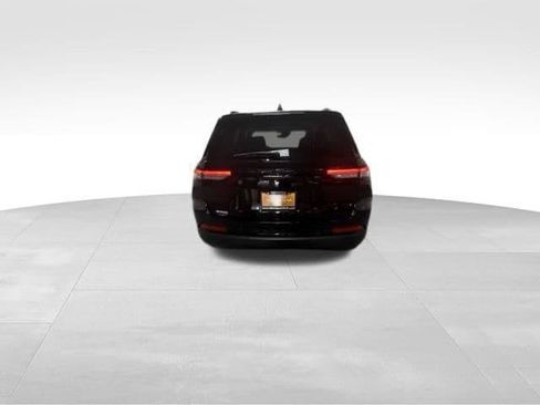 Certified 2023 Jeep Grand Cherokee Limited w/ Black Appearance Package AWD/4WD image 9