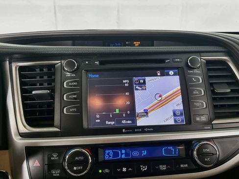 Used 2019 Toyota Highlander XLE FWD image 21