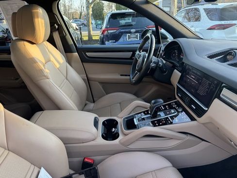 Used 2022 Porsche Cayenne Platinum Edition image 28