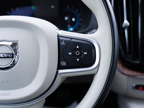 Used 2022 Volvo XC60 B5 Momentum image 29