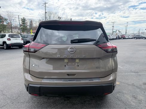 Used 2024 Nissan Rogue SV w/ SV Premium Package image 9