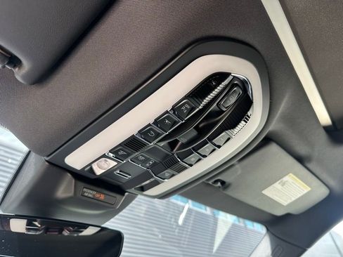 Certified 2025 Porsche Macan AWD/4WD image 33