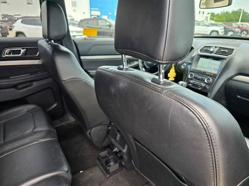 Used 2018 Ford Explorer XLT w/ Equipment Group 202A AWD/4WD image 12