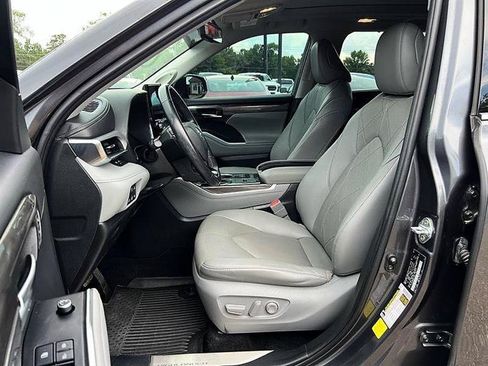 Used 2021 Toyota Highlander Platinum FWD image 12