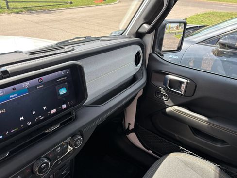 Used 2025 Jeep Wrangler Unlimited Sahara AWD/4WD image 35