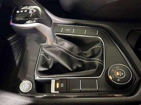 Used 2022 Volkswagen Tiguan SE w/ Panoramic Sunroof Package image 17