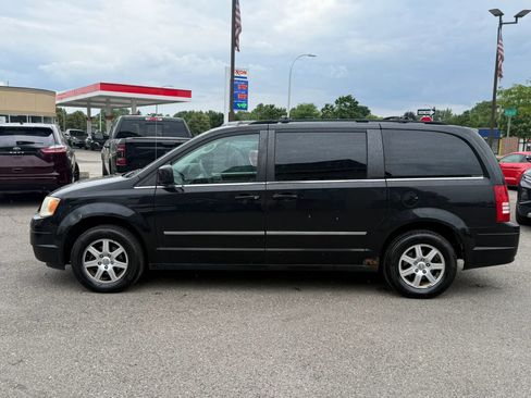 Used 2010 Chrysler Town & Country Touring FWD image 8