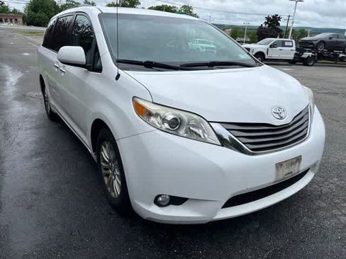 Used 2013 Toyota Sienna XLE FWD image 3