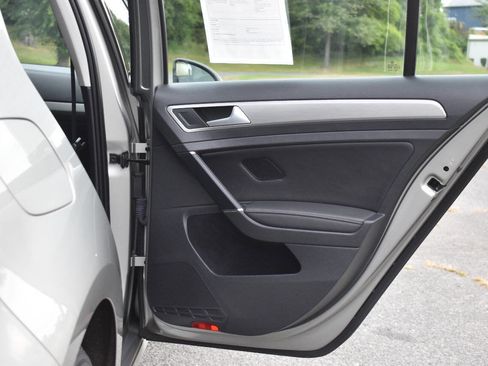 Used 2015 Volkswagen Golf S image 11