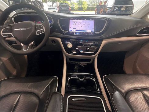 Used 2023 Chrysler Pacifica Limited FWD image 6