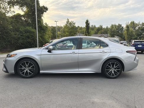 Used 2022 Toyota Camry SE FWD image 6
