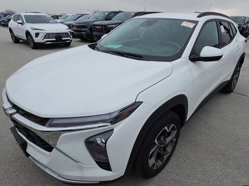 Used 2025 Chevrolet Trax LT w/ Driver Confidence Package image 3