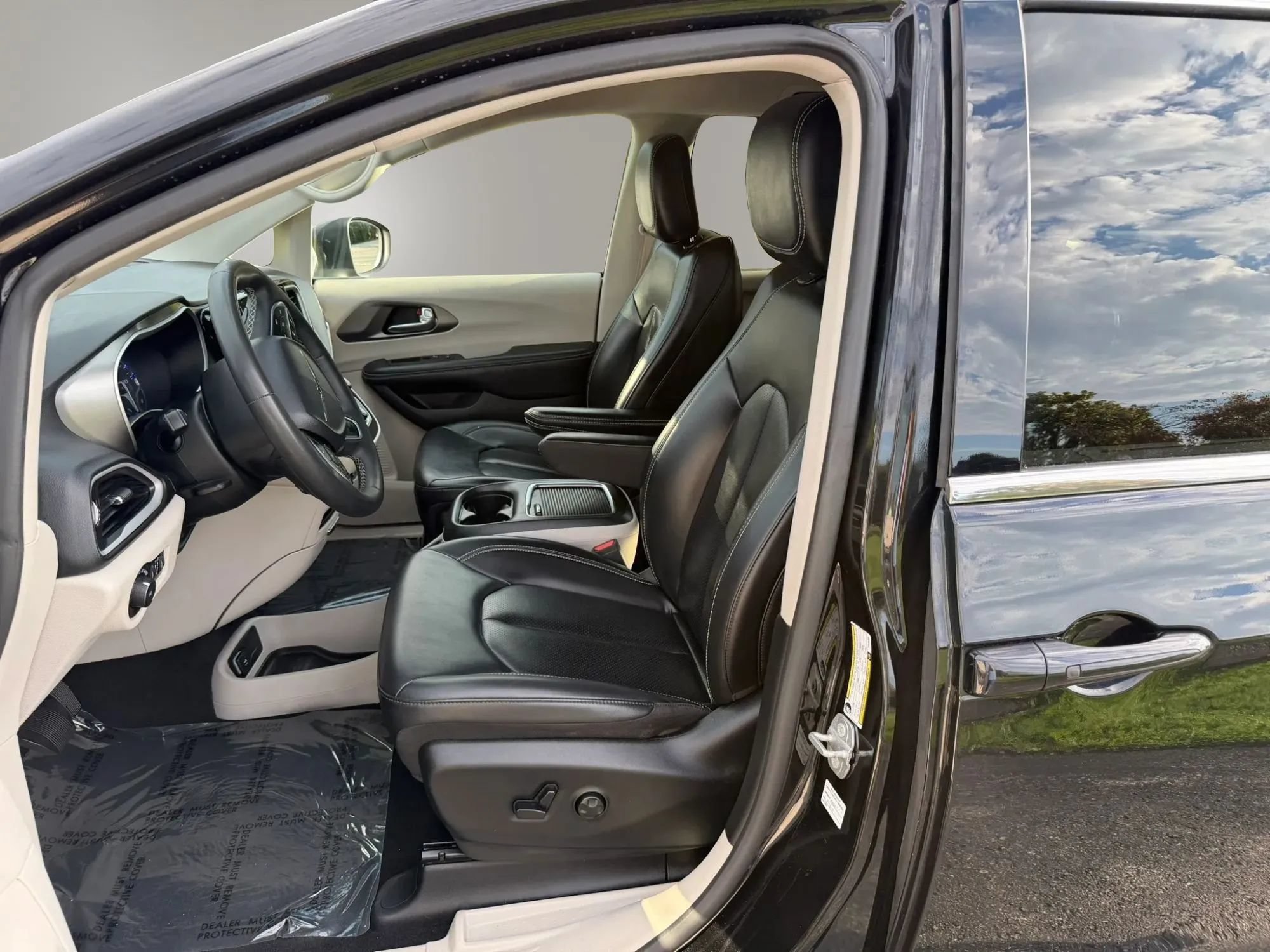 Used 2023 Chrysler Pacifica Touring-L FWD image 2