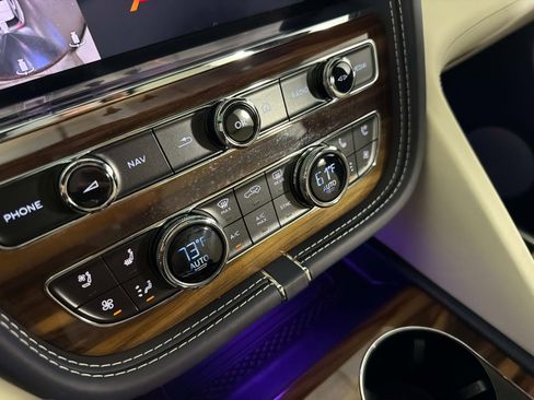 Used 2024 Bentley Bentayga AWD/4WD image 45