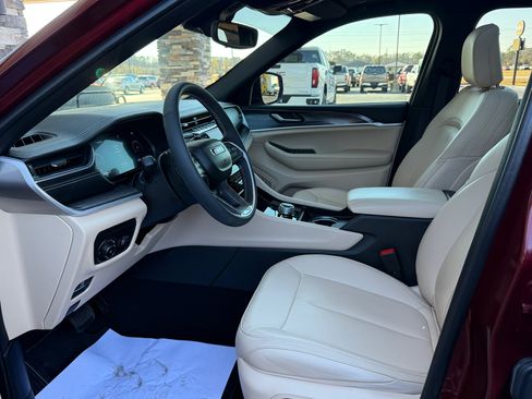 Used 2024 Jeep Grand Cherokee L Limited image 9