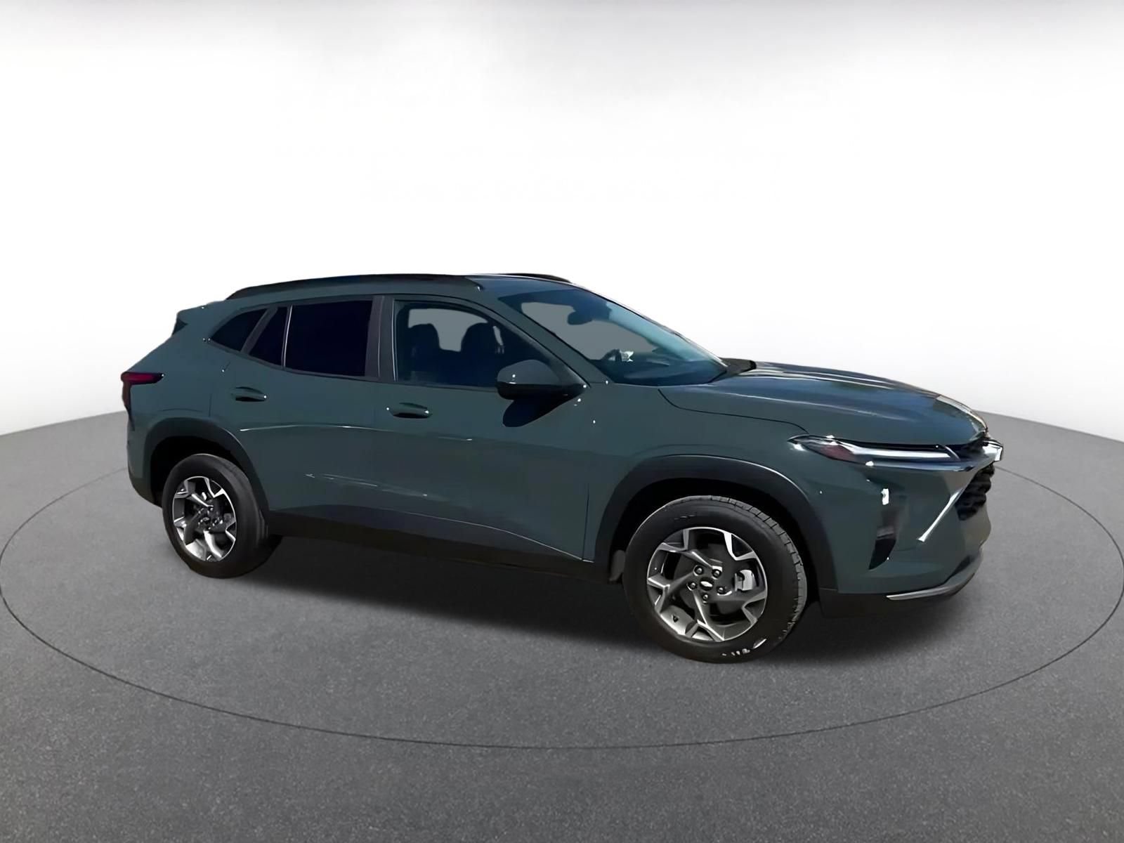 Used 2025 Chevrolet Trax LT FWD image 2