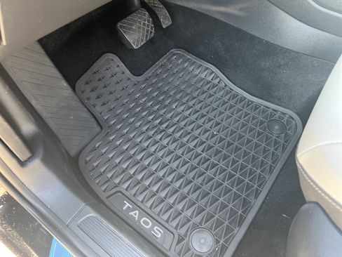 Certified 2025 Volkswagen Taos SE w/ Panoramic Sunroof Package image 15