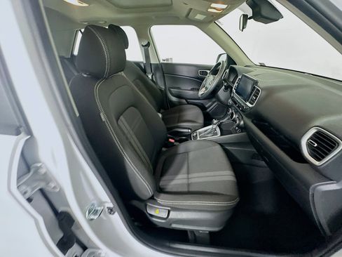 Used 2025 Hyundai Venue SEL image 29