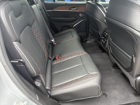 Used 2024 Jeep Grand Cherokee Summit AWD/4WD image 18