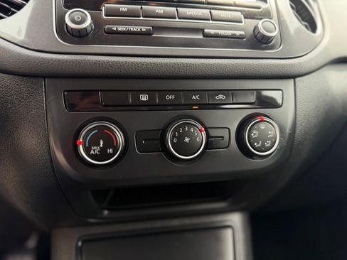 Used 2014 Volkswagen Tiguan S image 22