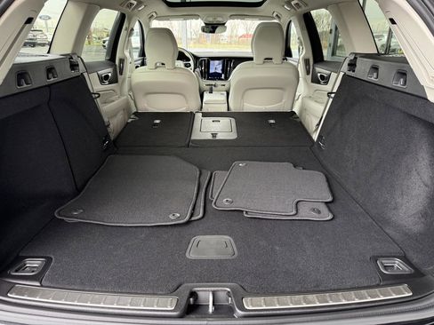 Used 2024 Volvo V60 B5 Cross Country Plus image 40