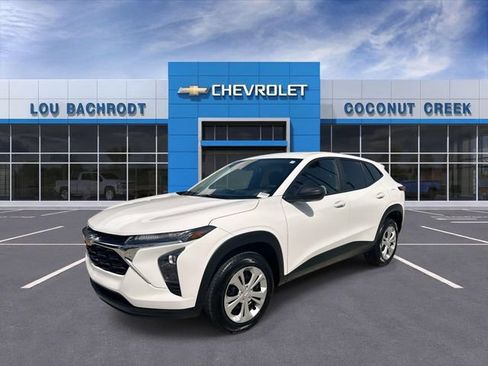 Used 2025 Chevrolet Trax LS FWD image 4