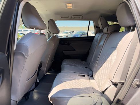 Used 2020 Toyota Highlander L FWD image 15