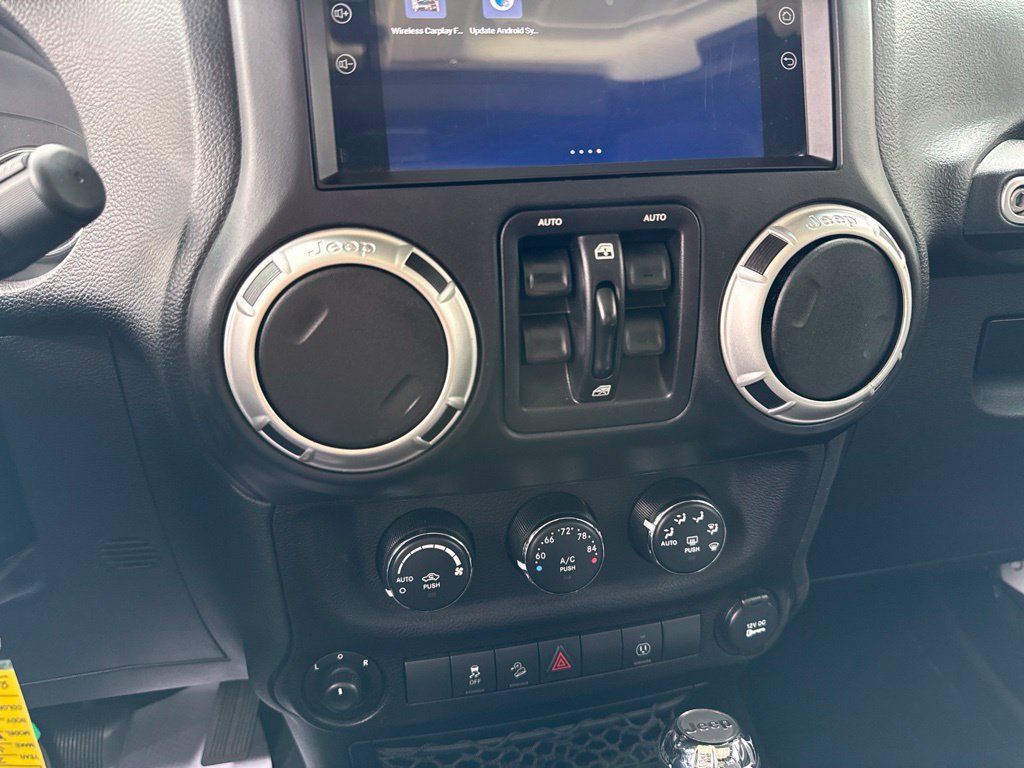 Used 2018 Jeep Wrangler Unlimited Sahara w/ Connectivity Group AWD/4WD image 37