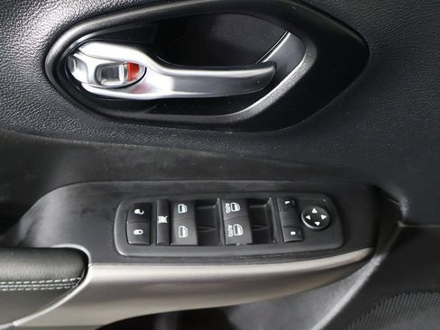 Used 2021 Jeep Cherokee Latitude AWD/4WD image 29