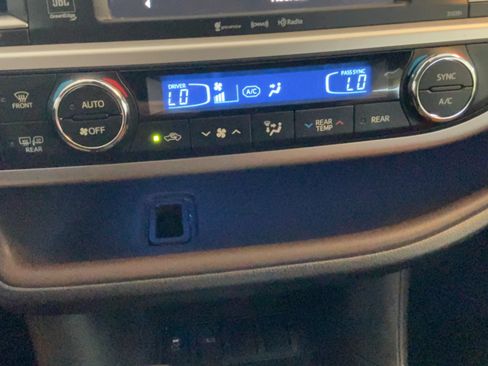Used 2019 Toyota Highlander Limited Platinum FWD image 14