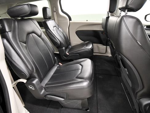 Used 2024 Chrysler Pacifica Touring-L FWD image 16