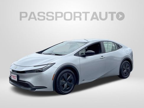 Used 2025 Toyota Prius LE AWD/4WD image 1