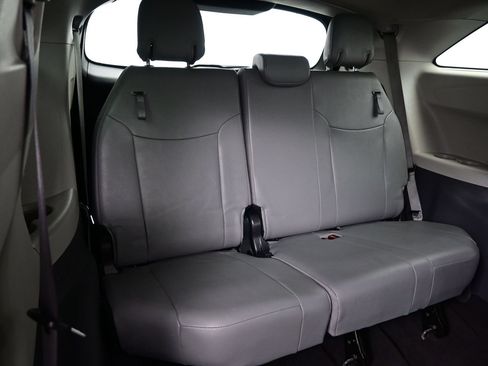 Used 2024 Toyota Sienna XLE FWD image 17
