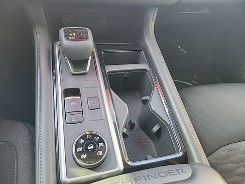 Used 2022 Nissan Pathfinder SV image 11