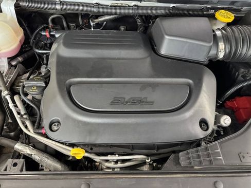 Used 2024 Chrysler Pacifica Touring-L FWD image 8