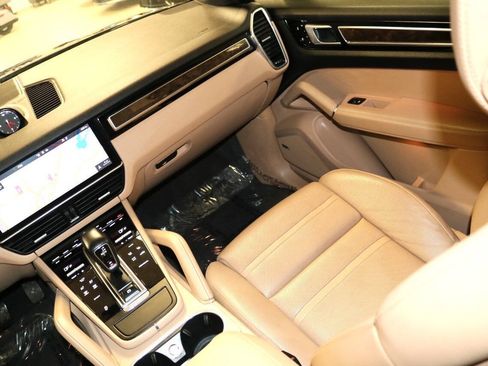Used 2020 Porsche Cayenne Turbo AWD/4WD image 16