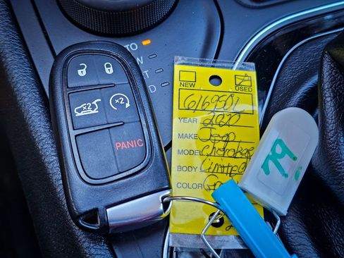 Used 2020 Jeep Cherokee Limited image 35