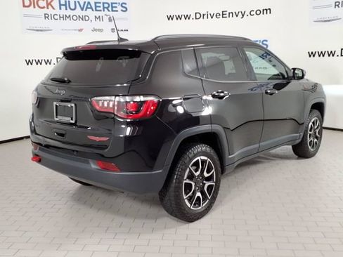 Used 2025 Jeep Compass Trailhawk AWD/4WD image 4