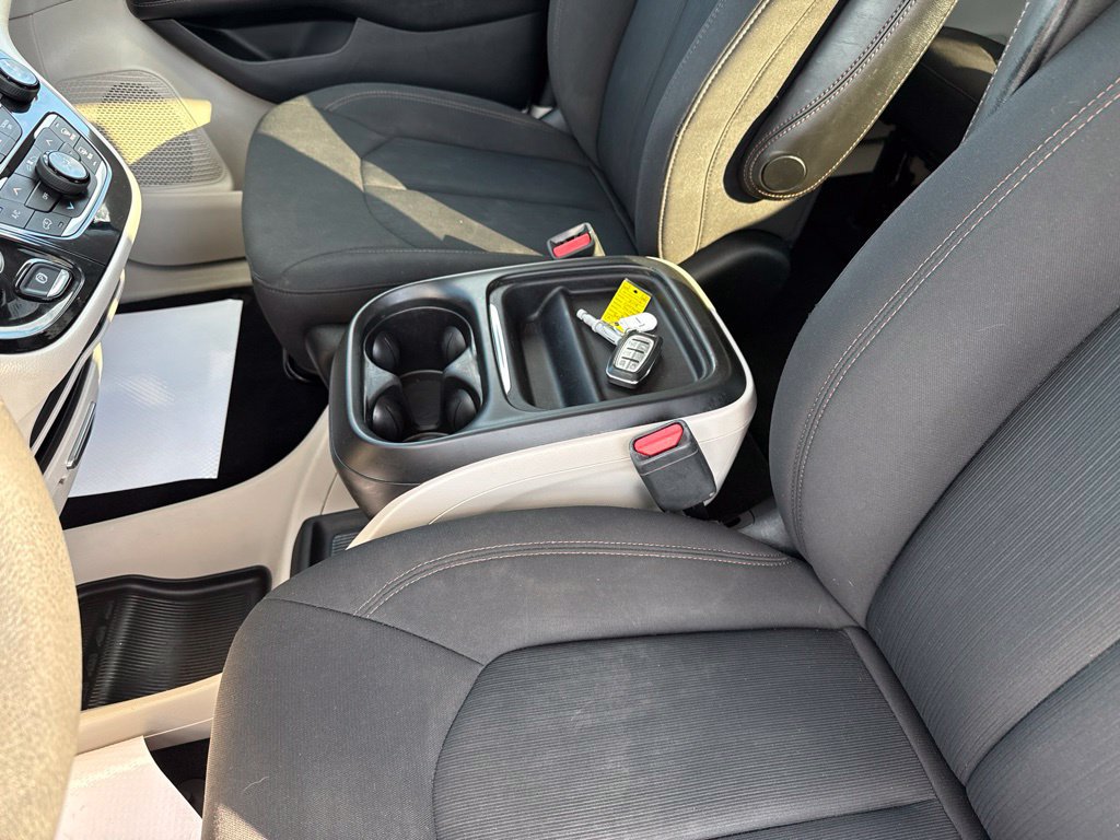 Used 2018 Chrysler Pacifica Touring Plus w/ Tire & Wheel Group FWD image 26